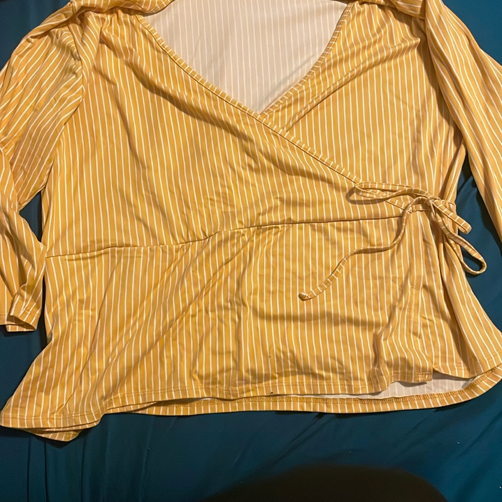 Yellow and white stripes .